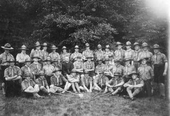 Gilwellcursus voor verkennersleiders te Ommen. Aalmoezenier Joannes Jacobus Wilhelmus Beuns SJ, links van hem: hopman H.J. van Harderwijk; Foto Foto