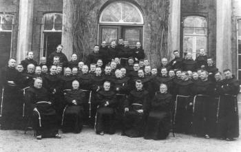 Lerarencongres te Sittard. Schoolleiders en leraren van de middelbare scholen van de minderbroeders-franciscanen toentertijd: Megen, Venray, Sittard en Heerlen. In het midden op de onderste rij: minister-provinciaal p. Regalatus Hazebroek OFM, rechts naast hem: p. Damascenus Rombouts OFM, directeur van Heerlen; Foto Foto