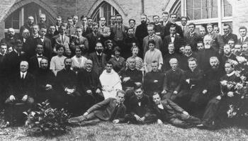 Missie-interacademiale bij dr. Ahaus, te gast in het St. Joseph-Studiehuis te Tilburg in sept. 1924. Op de eerste rij van staande personen, de vijfde van rechts, is Gerard Brom (met baard); Foto Foto