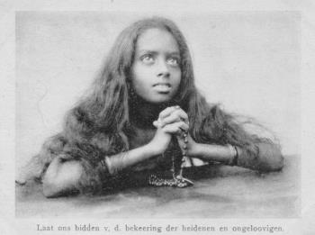 Onderschrift: "Laat ons bidden v.d. bekeering der heidenen en ongeloovigen"; Foto Foto