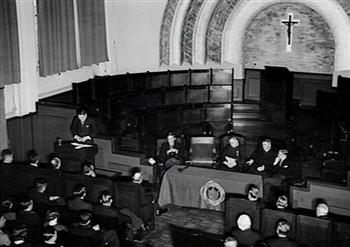 Huldiging van Mgr. Prof. P.G. Groenen in de aula v.d. Universiteit; Foto Foto