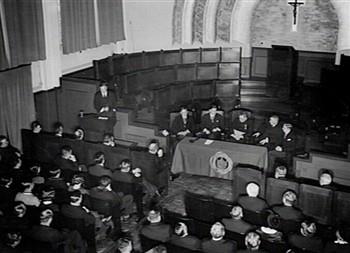 Prof. Dr. J.A.J. Barge tijdens de huldigingsrede voor Mgr. Prof P.G. Groenen in de aula v.d. Universiteit Nijmegen; Foto Foto