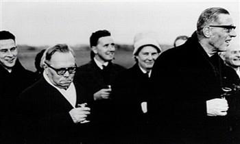 V.l.n.r. Onbekend, Prof. dr. L.J. Rogier, A.F. Manning, mevrouw Rogier en Prof. dr. R.R. Post bij het afscheid van Rogier en Post tijdens overhandiging van het Erasmusbeeld van Huub Kortekaas .... (origineel in album Jan Roes); Foto Foto