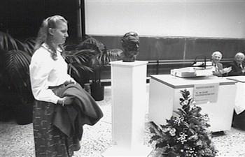 Beeldhoudster Nel van Lith bij het beeld van Prof. mr. W.C.L. van der Grinten aangeboden b.g.v. zijn 80ste verjaardag; Foto Foto