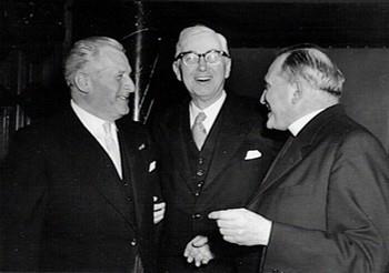 Nieuwjaarsreceptie gemeentehuis Arnhem v.l.n.r. Burgemeester Chr. Matser, D. Keers en Deken van Rossum; Foto Foto