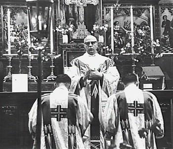 Aalmoezenier A.H. Huijboom draagt de H. Mis op in het Amsterdamse Van Nispenhuis; Foto Foto