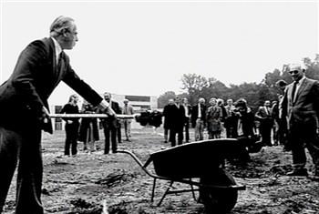 De heer van Rijn verricht de eerste spadesteek voor deel 2 A van de instituutsbebouwing; Foto Foto