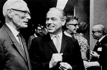 Receptie aftredende en nieuwe Universiteitsbestuur in de hall van het Psychologisch Lab. vlnr. Dr. W. Weebers, lid College Curatoren, mr. van Rijn, directeur A-Faculteiten, prof. J. Plat en Prof. F. Duynstee; Foto Foto