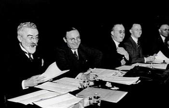 Directeur "Het Huisgezin" vóór 1940 als Kamerlid vlnr. Aalberse, Teulings, Goseling, Kolfschoten; Foto Foto