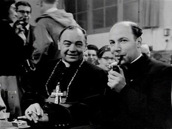 Mgr. Beckers en de organisator van de Pax Christi voettocht Piet Verkoelen op een feestje tijdens de eerste Pax Christi voettocht; Foto Foto