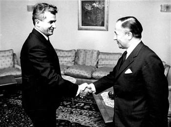 Activiteiten buitenland. De Jong wordt begroet door Ceaușescu bij gelegenheid van een officieel bezoek aan Roemenië; Foto Foto
