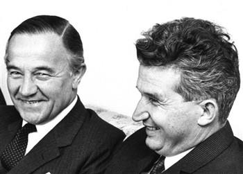 Activiteiten buitenland. De Jong en Ceaușescu tijdens een officieel bezoek aan Roemenië; Foto Foto