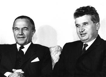Activiteiten buitenland. De Jong en Ceaușescu tijdens een officieel bezoek aan Roemenië; Foto Foto