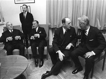 Activiteiten buitenland. Tijdens een officieel bezoek aan Roemenië hebben De Jong en Luns een ontmoeting met de eerste minister van Roemenië Maurer (links) en minister van Buitenlandse Zaken Mănescu (rechts); Foto Foto