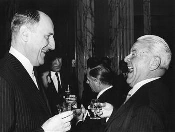 Activiteiten buitenland. Onderonsje tussen Luns en de premier van Roemenië Maurer. Op de achtergrond De Jong; Foto Foto