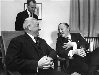 Activiteiten buitenland. Geanimeerd gesprek tussen De Jong en de premier van Roemenië Maurer; Foto Foto