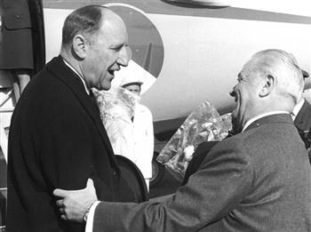 Activiteiten buitenland. Bij aan komst in Roemenië wordt Luns verwelkomd door de premier van Roemenië Maurer; Foto Foto