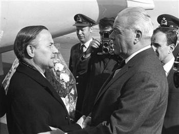 Activiteiten buitenland. Bij aankomst in Roemenië wordt De jong verwelkomd door de premier van Roemenië Maurer; Foto Foto