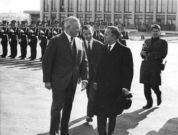 Activiteiten buitenland. De Jong in gesprek met de premier van Roemenië, Maurer, tijdens een officieel bezoek van De Jong aan Roemenië; Foto Foto