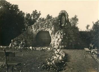 Lourdesgrot bij de karmel van Huijbergen. Bijschrift: "1945 één jaar vrij Lourdesgrot als dank"; Foto Foto