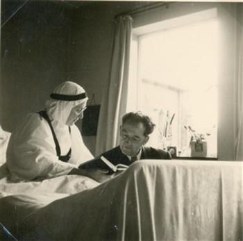 Bijschrift: "Zuster Marie Thérèse du Christ Roi ziekenhuissituatie anno 1956 met nachtsluier en skapuliertje"; Foto Foto