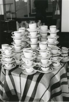 Bij de jaarvergadering van de Kath. Vrouwenorganisatie van de NCB in de schouwburg van Tilburg, staan talloze koffiekopjes op een tafel; Foto Foto