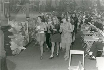 Een groep jonge vrouwen wandelt in het gelid de zaal binnen bij de viering van het vijftigjarig bestaan van de KPJ; Foto Foto