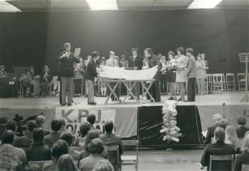 Een groep KPJ-leden legt een laken over een eenvoudige tafel die gebruikt zal worden als altaar bij de eucharistieviering ter gelegenheid van het vijftigjarig bestaan van de KPJ; Foto Foto