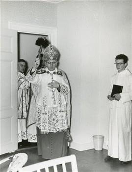 Kardinaal Alfrink wijdt Westerhelling, een dependance van het vormings- en conferentiecentrum Waalheuvel; Foto Foto