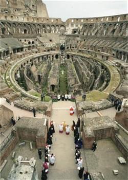De paus, een groot aantal orthodoxe priesters, de aartsbisschop van Canterbury George Carey (Inde rij priester rechts helemaal vooraan vlak bij de paus, met zwarte stola) en een diverse protestantse geestelijken tijdens een plechtigheid in het Colosseum; Foto Foto