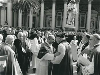 Een ontmoeting tussen paus Paulus en de aartsbisschop van Canterbury Michael Ramsey voor de kerk van Sint Paulus buiten de Muren; Foto Foto