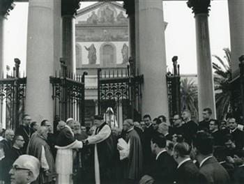 Een ontmoeting tussen paus Paulus en de aartsbisschop van Canterbury Michael Ramsey voor de kerk van Sint Paulus buiten de Muren; Foto Foto