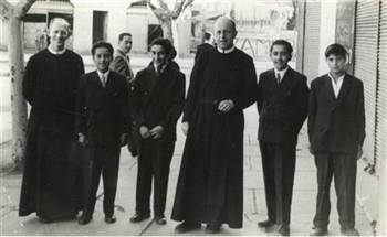 Broeder Schrikkema (de broeder in het midden) met een aantal leerlingen en nog een broeder van het Lyceum van Talca op weg naar de processie; Foto Foto