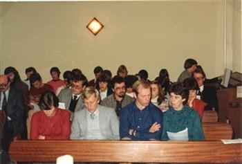 Het ventje Menno wordt op het Centrum Ontmoeting der Volkeren gedoopt. De familie tijdens de doopplechtigheid; Foto Foto