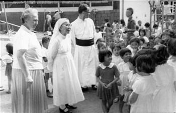 Professor Allard bezoekt een Melaniaproject te Bandung; Foto Foto