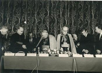De kardinalen Feltin en Alfrink op een congres van Pax Christi Nederland. De man aan de rechterhand van kardinaal Alfrink is pater Verkoelen; Foto Foto