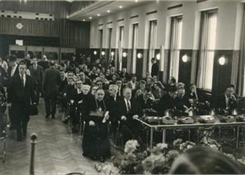 Mgr Bekkers tijdens een congres van Pax Christi. De man aan zijn linkerhand is de Belgisch christendemocraat A.E. de Schrijver. Tussen de Bekkers en de Schrijver is de sociaal-democratische econoom Tinbergen zichtbaar; Foto Foto