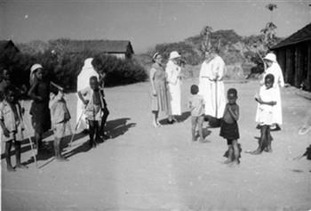 Mies Faassen bezoekt een leprozenkolonie in Uthale; Foto Foto