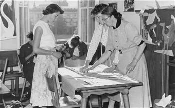 Marijke Peeters leert Duitse meisjes wandtapijten maken; Foto Foto