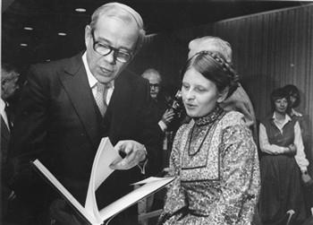 Ontvangst van een groep studenten en medewerkers van de Kath. Universiteit van Lublin (Polen) door de rector magnificus P. Wijdeveld (links) in de mensa; Foto Foto
