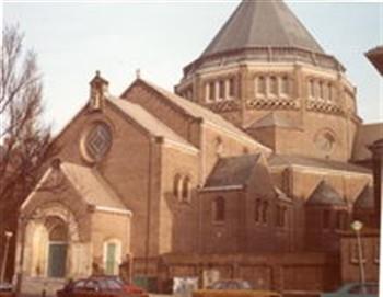De kerk ligt aan het Ambonplein. Architect was J. Stuyt, de kerk werd in 1926 ingewijd; Foto Foto