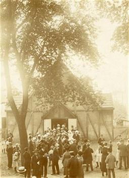 De noodkerk aan de Laanweg, die de parochie van de H. Rita vanaf haar stichting in 1918, tot 1923 gebruikte; Foto Foto