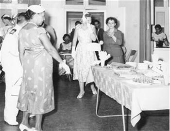 Prinses Beatrix bezoekt een huishoudelijke cursis voor Surinaamse vrouwen die door een aantal Nederlandse leken wordt georganiseerd; Foto Foto