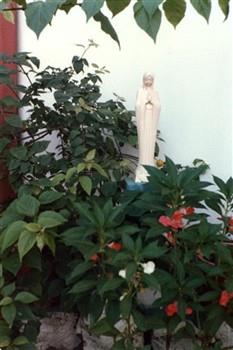 Een Mariabeeld in de tuin van het "Asrama Puteri Bintang Timur" (Meisjesinternaat Ster uit het Oosten); Foto Foto