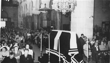 De uitvaart van een Eindhovense pelgrim in de parochiekerk van Lourdes (Église du Sacré-Coeur) tijdens een KAB bedevaart naar Lourdes; Foto Foto