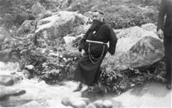 Pater Fidentius in de Pyreneeën tijdens een KAB bedevaart; Foto Foto