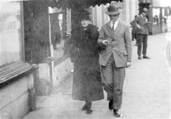 J.J.A. van Beers (ook bekend als Sjef van Beers, als Bas van Beers en als Pater Sebastianus) met zijn moeder, voordat hij franciscaan werd; Foto Foto