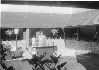 Harrie Jenniskens draagt een mis op tijdens een kamp van de Bouworde in Ellwangen; Foto Foto