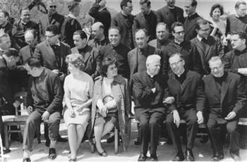 Kardinaal Cardijn (met hand in colbert), Tini Bakker (de vrouw met lciht haar zonder winterjas) en een groep aalmoezeniers op de Europese aalmoezeniersdagen in Lissabon; Foto Foto