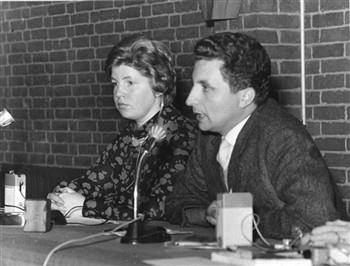 Jozef Weber (rechts) en Tini Bakker aan een conferentietafel; Foto Foto